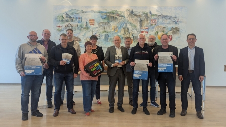 Der Kreisverband freut sich auf die kommenden Veranstaltungen: Norbert Keuter (Beisitzer), Markus Sievers, Nina Arens (Beisitzerin), Heinrich Vogt (Beisitzer), Bernhard Schaefer (Beisitzer, hinten, v.l.), Andreas Flege (Beisitzer), Wolfgang Mann (Beisitzer), Christine Bentler (stellv. Vorsitzende), Christoph Rüther (Vorsitzender und Landrat Kreis Paderborn), Hermann-Josef Bentler (Beisitzer und Leiter AK Regional- und Zeitgeschichte), Norbert Ellermann (Beisitzer), Hans-Jörg Podey (Geschäftsführer, vorne, v.l.).